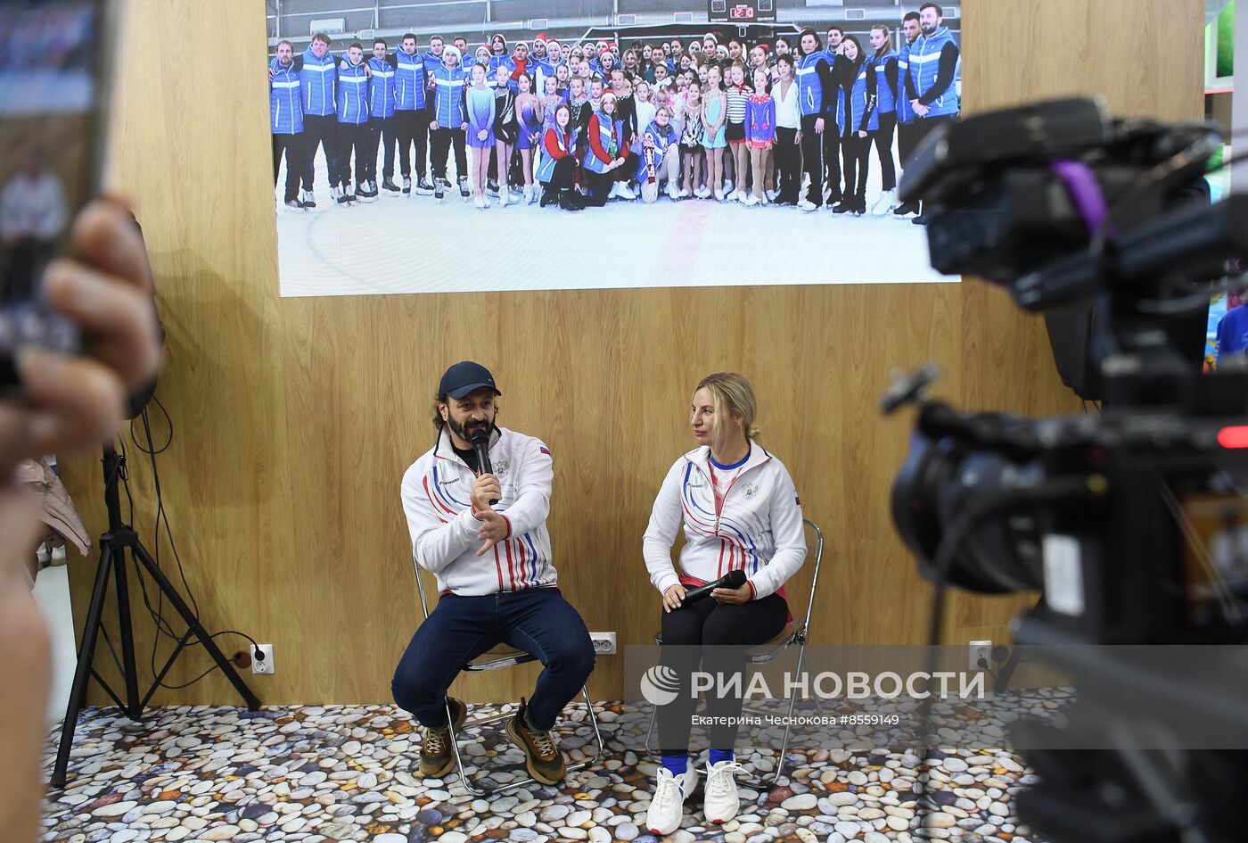 Выставка "Россия". Крымский стенд посетили звездные гости Илья Авербух и Сергей Карякин