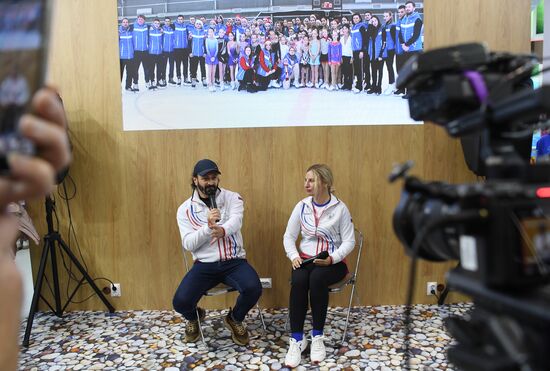 Международная выставка-форум "Россия"
Стенд "Крым", павильон №75
Илья Авербух, фигурист, тренер, призер Олимпийских игр
Ольга Торубарова, министр спорта Республики Крым Место: Россия, Москва. Автор: Екатерина Чеснокова/РИА Новости. Выставка "Россия". Крымский стенд посетили звездные гости Илья Авербух и Сергей Карякин