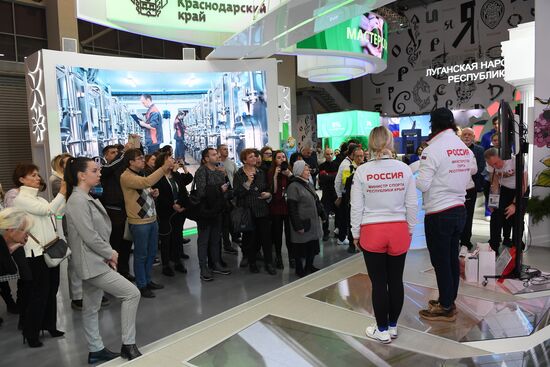 Международная выставка-форум "Россия"
Стенд "Крым", павильон №75 Место: Россия, Москва. Автор: Екатерина Чеснокова/РИА Новости. Выставка "Россия". Крымский стенд посетили звездные гости Илья Авербух и Сергей Карякин