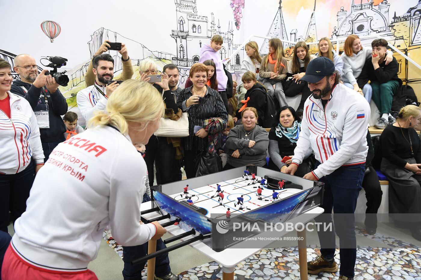 Выставка "Россия". Крымский стенд посетили звездные гости Илья Авербух и Сергей Карякин