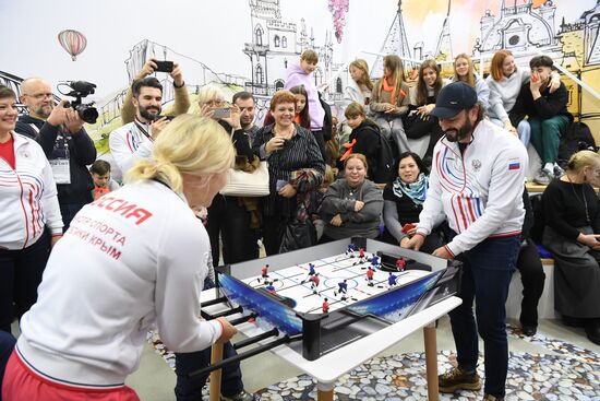 Международная выставка-форум "Россия"
Стенд "Крым", павильон №75
Илья Авербух, фигурист, тренер, призер Олимпийских игр
Ольга Торубарова, министр спорта Республики Крым Место: Россия, Москва. Автор: Екатерина Чеснокова/РИА Новости. Выставка "Россия". Крымский стенд посетили звездные гости Илья Авербух и Сергей Карякин