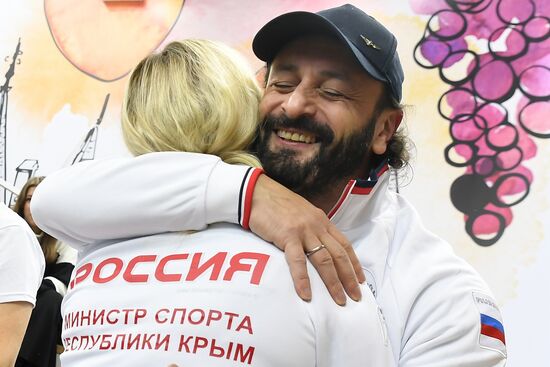 Международная выставка-форум "Россия"
Стенд "Крым", павильон №75
Илья Авербух, фигурист, тренер, призер Олимпийских игр
Ольга Торубарова, министр спорта Республики Крым Место: Россия, Москва. Автор: Екатерина Чеснокова/РИА Новости. Выставка "Россия". Крымский стенд посетили звездные гости Илья Авербух и Сергей Карякин