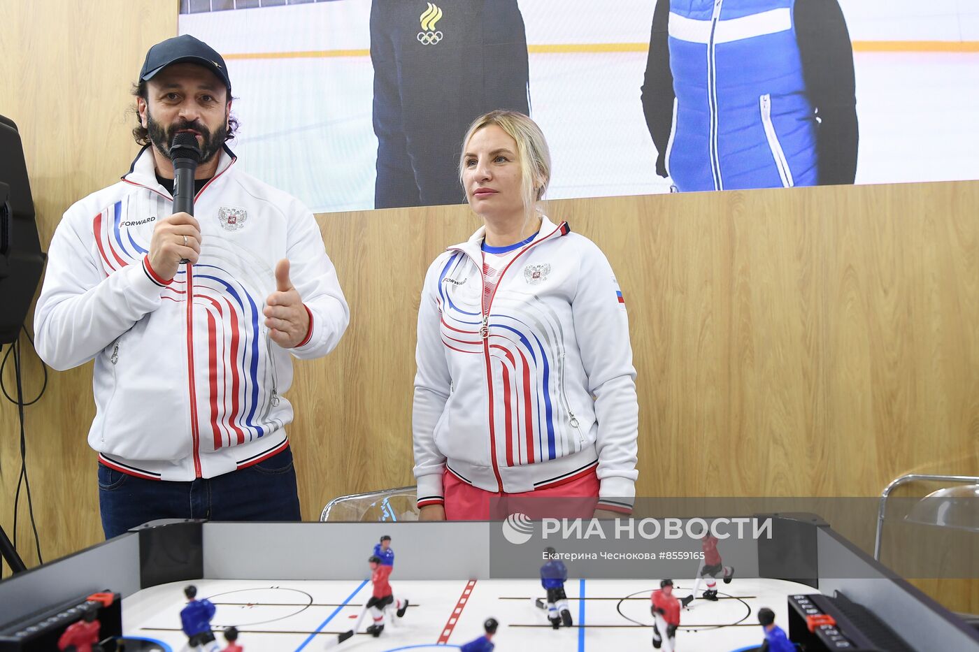 Выставка "Россия". Крымский стенд посетили звездные гости Илья Авербух и Сергей Карякин