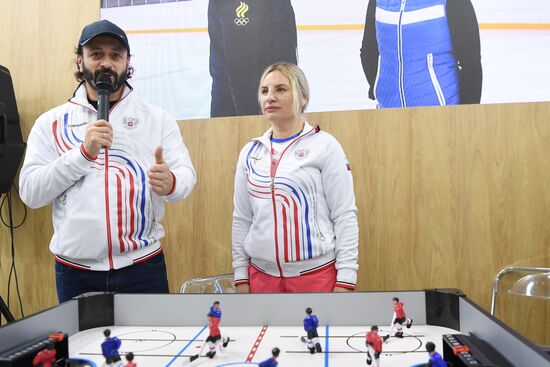 Международная выставка-форум "Россия"
Стенд "Крым", павильон №75
Илья Авербух, фигурист, тренер, призер Олимпийских игр
Ольга Торубарова, министр спорта Республики Крым Место: Россия, Москва. Автор: Екатерина Чеснокова/РИА Новости. Выставка "Россия". Крымский стенд посетили звездные гости Илья Авербух и Сергей Карякин