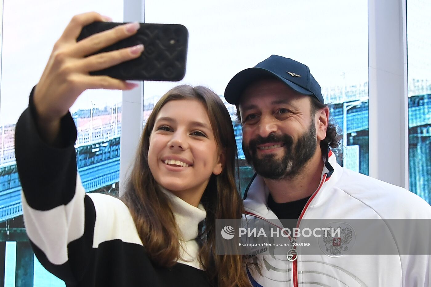 Выставка "Россия". Крымский стенд посетили звездные гости Илья Авербух и Сергей Карякин