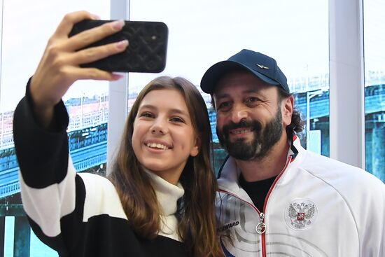 Международная выставка-форум "Россия"
Стенд "Крым", павильон №75
Илья Авербух, фигурист, тренер, призер Олимпийских игр Место: Россия, Москва. Автор: Екатерина Чеснокова/РИА Новости. Выставка "Россия". Крымский стенд посетили звездные гости Илья Авербух и Сергей Карякин