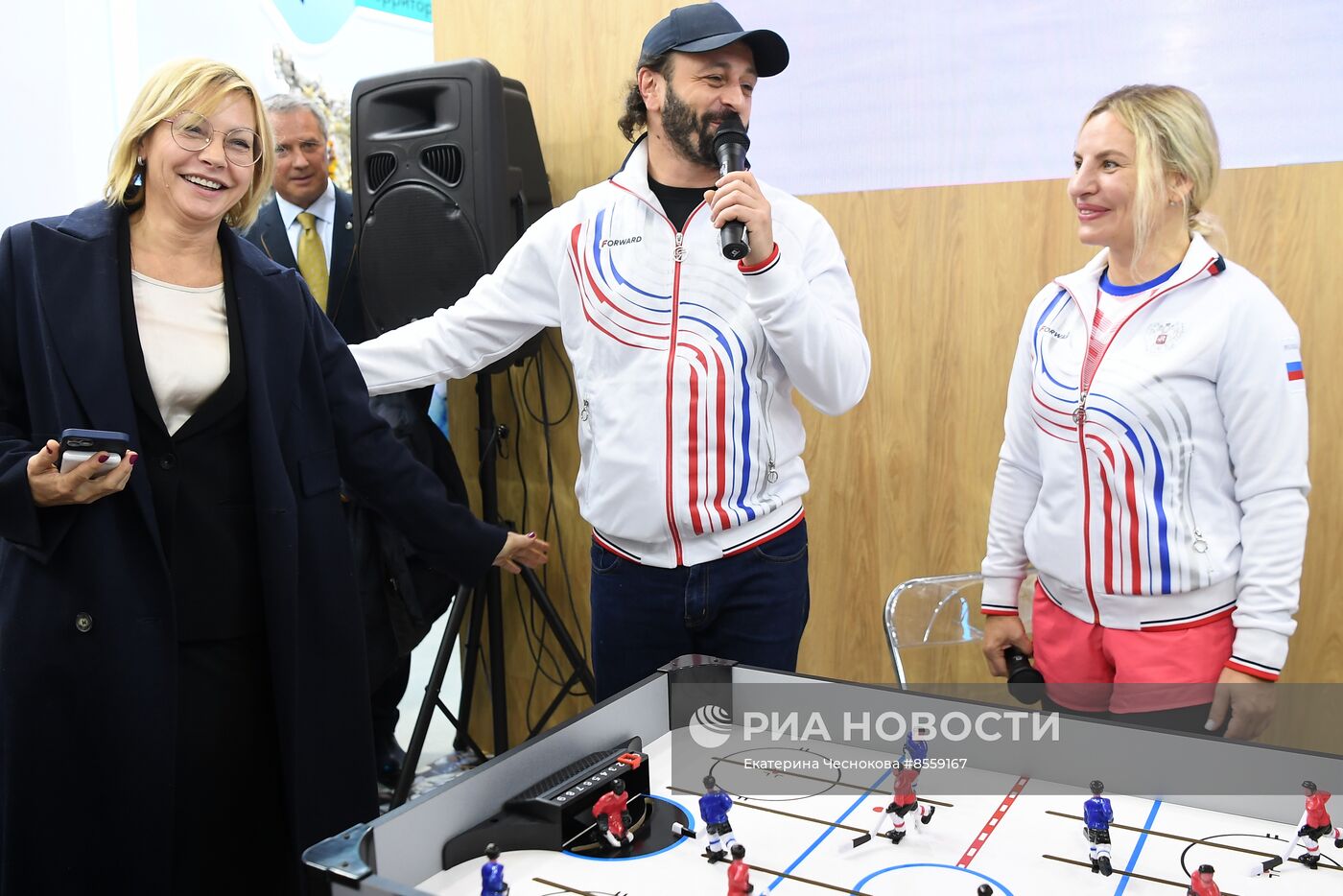 Выставка "Россия". Крымский стенд посетили звездные гости Илья Авербух и Сергей Карякин