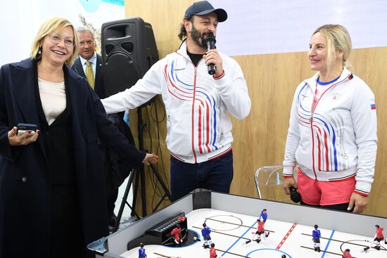 Международная выставка-форум "Россия"
Стенд "Крым", павильон №75, слева направо:
Алена Бабенко, актриса
Илья Авербух, фигурист, тренер, призер Олимпийских игр
Ольга Торубарова, министр спорта Республики Крым Место: Россия, Москва. Автор: Екатерина Чеснокова/РИА Новости. Выставка "Россия". Крымский стенд посетили звездные гости Илья Авербух и Сергей Карякин