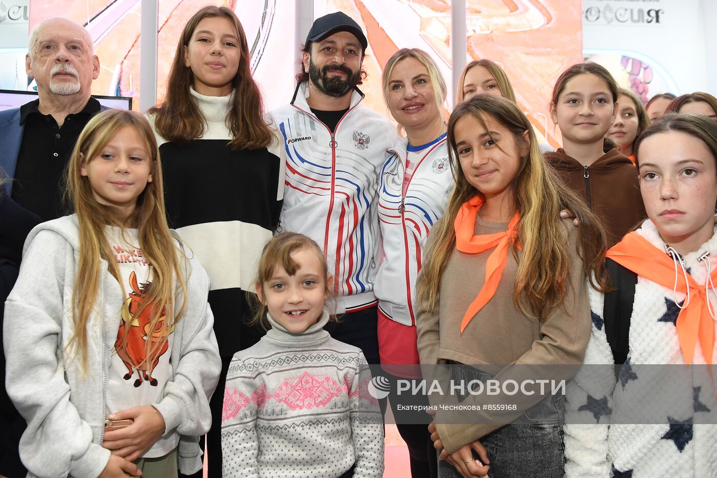 Выставка "Россия". Крымский стенд посетили звездные гости Илья Авербух и Сергей Карякин