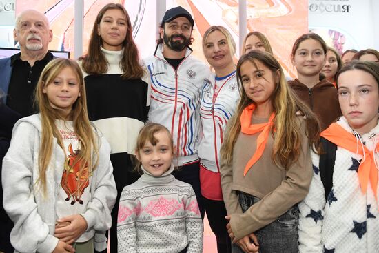 Международная выставка-форум "Россия"
Стенд "Крым", павильон №75, слева направо по центру:
Илья Авербух, фигурист, тренер, призер Олимпийских игр
Ольга Торубарова, министр спорта Республики Крым Место: Россия, Москва. Автор: Екатерина Чеснокова/РИА Новости. Выставка "Россия". Крымский стенд посетили звездные гости Илья Авербух и Сергей Карякин