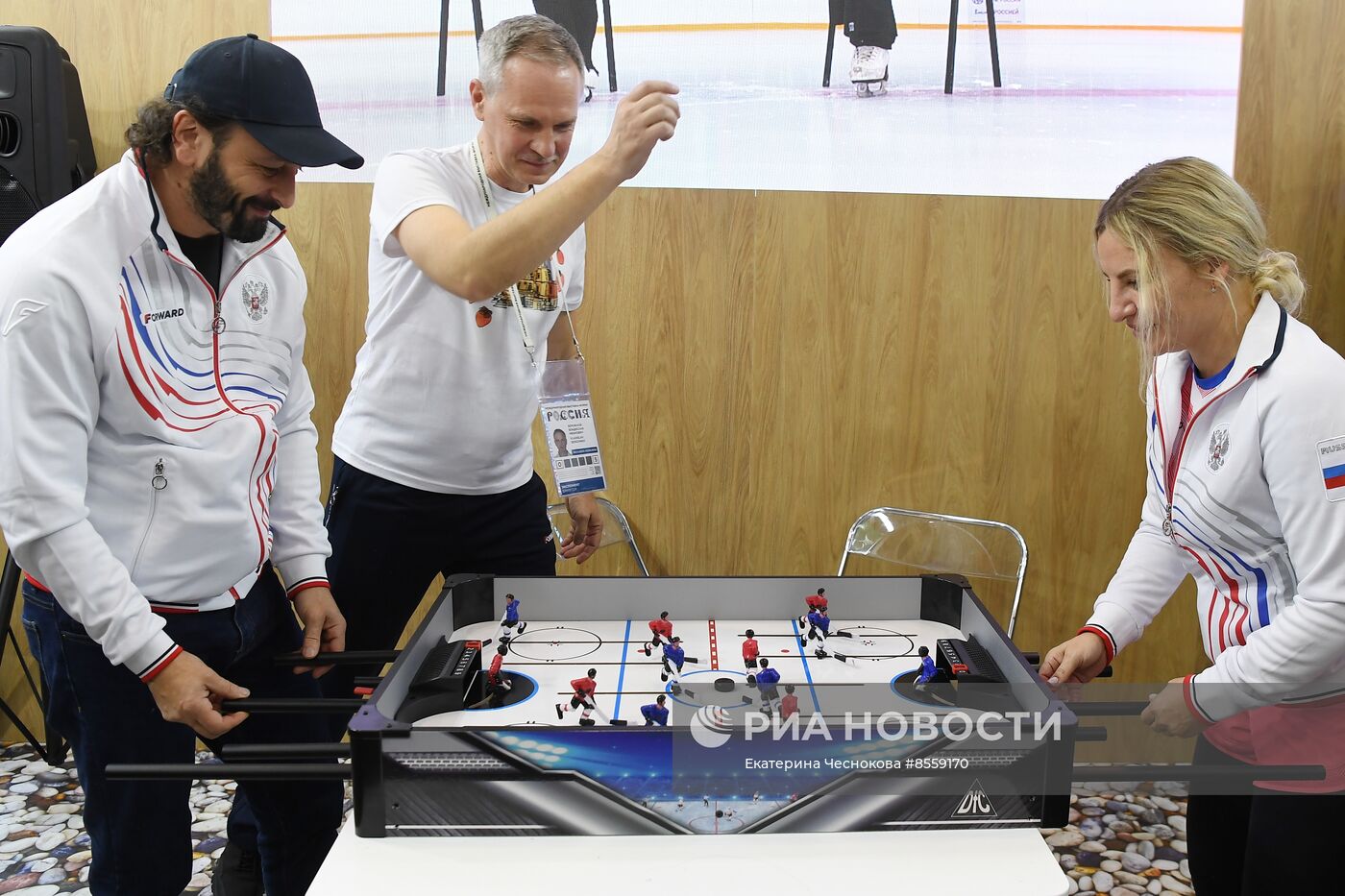 Выставка "Россия". Крымский стенд посетили звездные гости Илья Авербух и Сергей Карякин