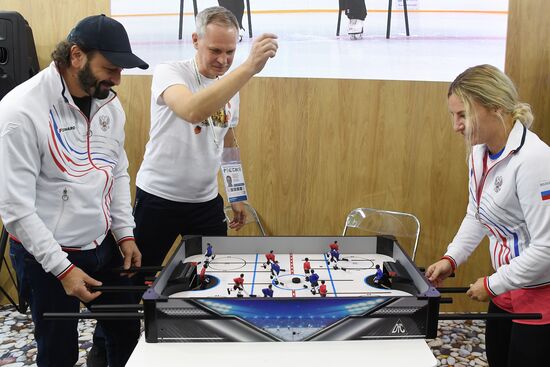 Международная выставка-форум "Россия"
Стенд "Крым", павильон №75
Илья Авербух, фигурист, тренер, призер Олимпийских игр (слева)
Ольга Торубарова, министр спорта Республики Крым Место: Россия, Москва. Автор: Екатерина Чеснокова/РИА Новости. Выставка "Россия". Крымский стенд посетили звездные гости Илья Авербух и Сергей Карякин