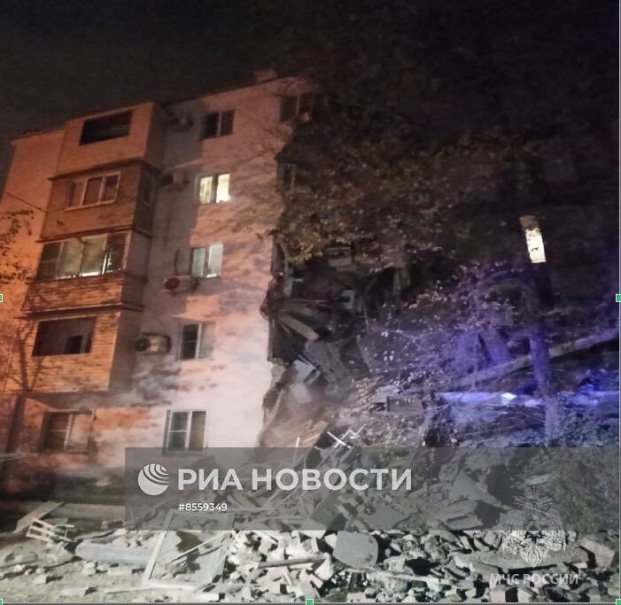 Часть жилого дома обрушилась в Астрахани