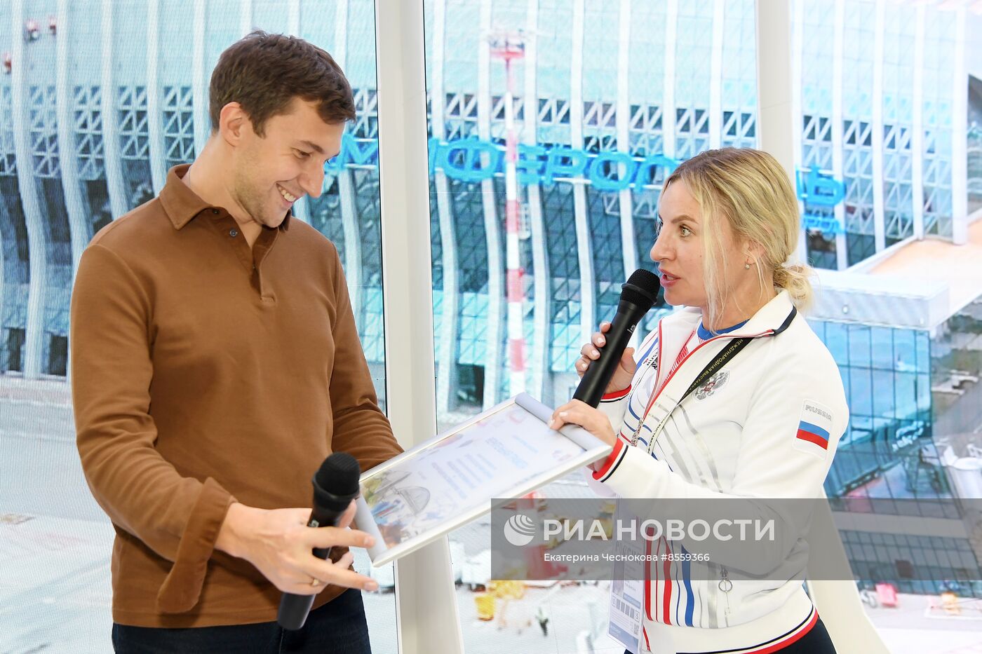 Выставка "Россия". Крымский стенд посетили звездные гости Илья Авербух и Сергей Карякин