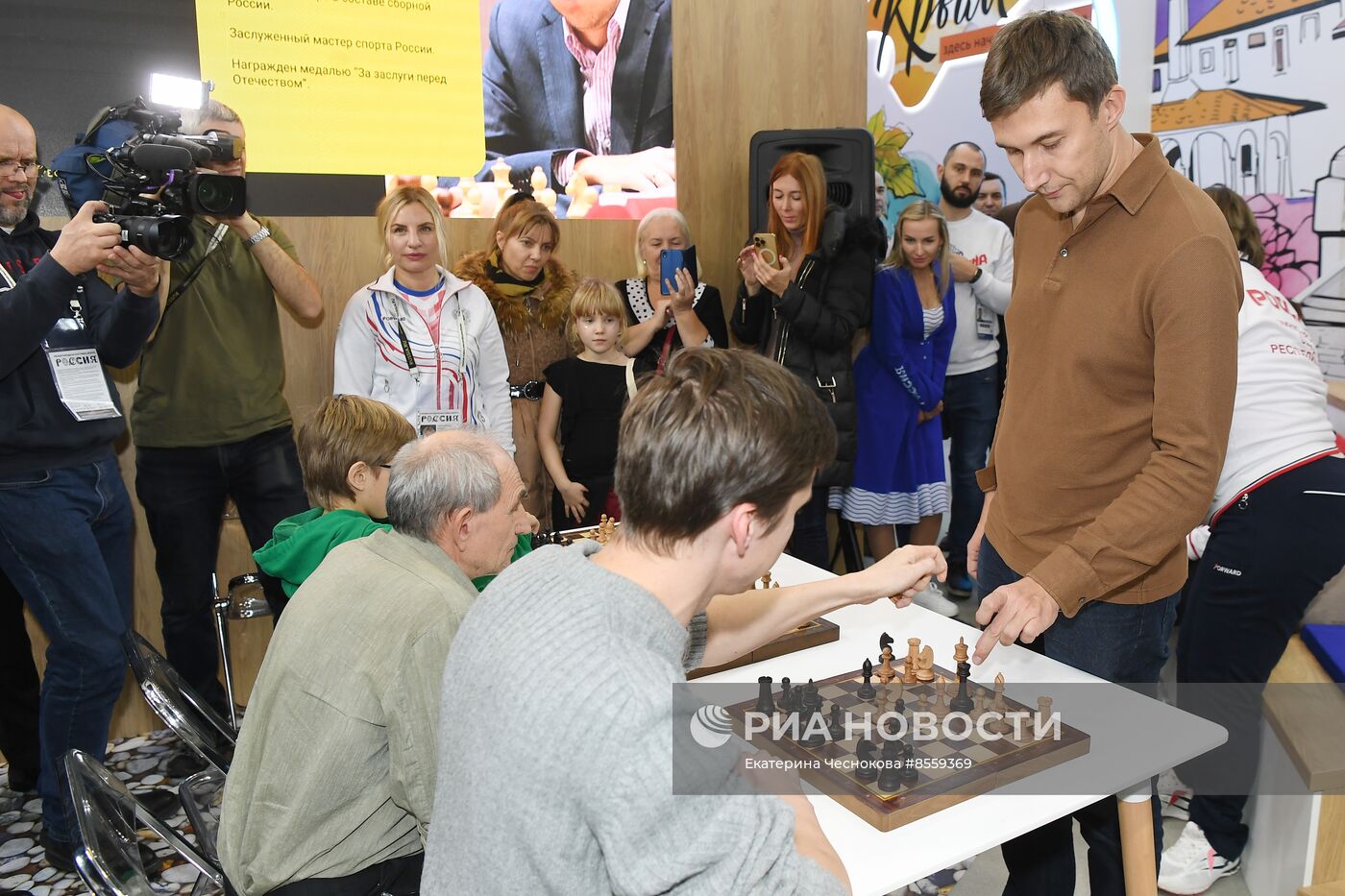 Выставка "Россия". Крымский стенд посетили звездные гости Илья Авербух и Сергей Карякин