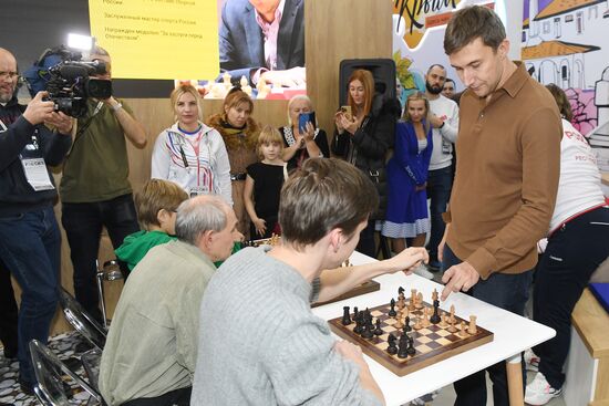 Международная выставка-форум "Россия"
Стенд "Крым", павильон №75
Сергей Карякин, гроссмейстер, чемпион мира по шахматам (справа) Место: Россия, Москва. Автор: Екатерина Чеснокова/РИА Новости. Выставка "Россия". Крымский стенд посетили звездные гости Илья Авербух и Сергей Карякин