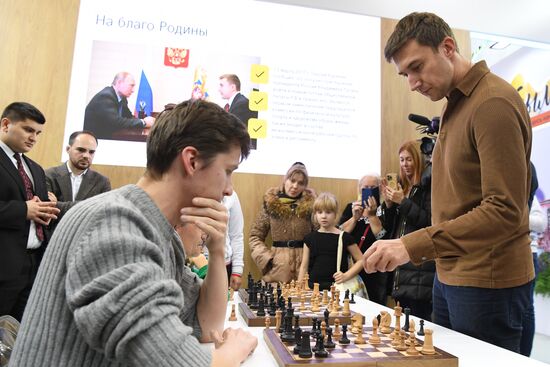 Международная выставка-форум "Россия"
Стенд "Крым", павильон №75
Сергей Карякин, гроссмейстер, чемпион мира по шахматам (справа) Место: Россия, Москва. Автор: Екатерина Чеснокова/РИА Новости. Выставка "Россия". Крымский стенд посетили звездные гости Илья Авербух и Сергей Карякин