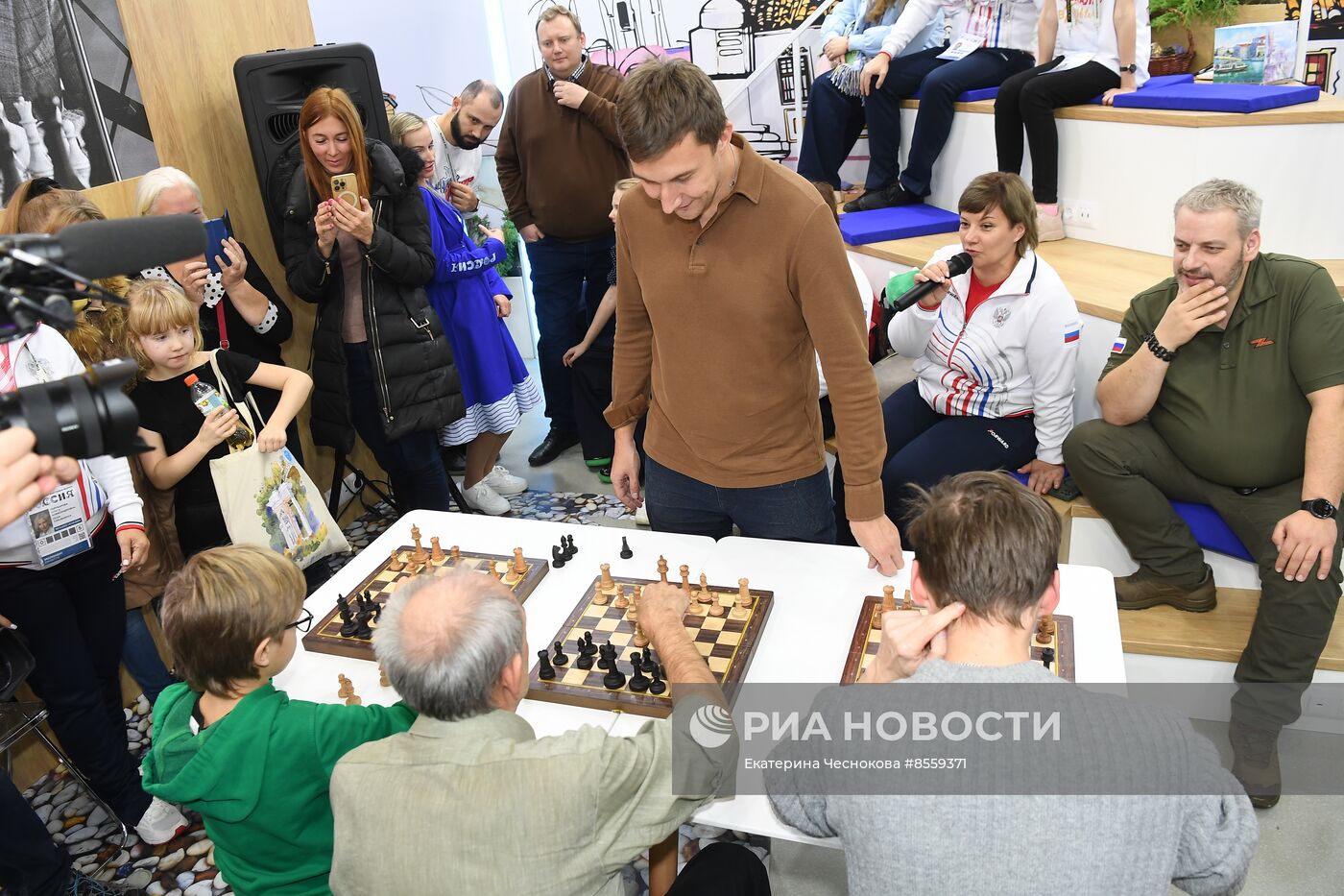 Выставка "Россия". Крымский стенд посетили звездные гости Илья Авербух и Сергей Карякин