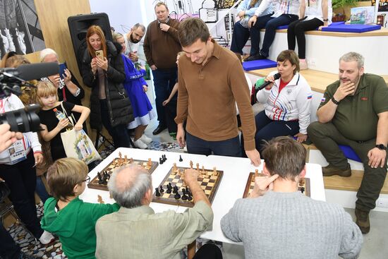 Международная выставка-форум "Россия"
Стенд "Крым", павильон №75
Сергей Карякин, гроссмейстер, чемпион мира по шахматам (в центре) Место: Россия, Москва. Автор: Екатерина Чеснокова/РИА Новости. Выставка "Россия". Крымский стенд посетили звездные гости Илья Авербух и Сергей Карякин
