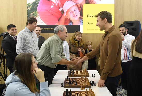 Международная выставка-форум "Россия"
Стенд "Крым", павильон №75
Сергей Карякин, гроссмейстер, чемпион мира по шахматам (справа) Место: Россия, Москва. Автор: Екатерина Чеснокова/РИА Новости. Выставка "Россия". Крымский стенд посетили звездные гости Илья Авербух и Сергей Карякин