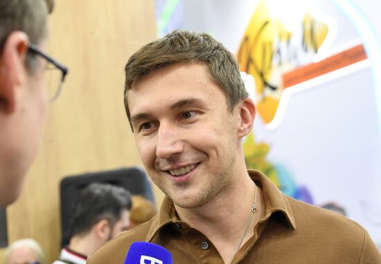 Международная выставка-форум "Россия"
Стенд "Крым", павильон №75
Сергей Карякин, гроссмейстер, чемпион мира по шахматам Место: Россия, Москва. Автор: Екатерина Чеснокова/РИА Новости. Выставка "Россия". Крымский стенд посетили звездные гости Илья Авербух и Сергей Карякин