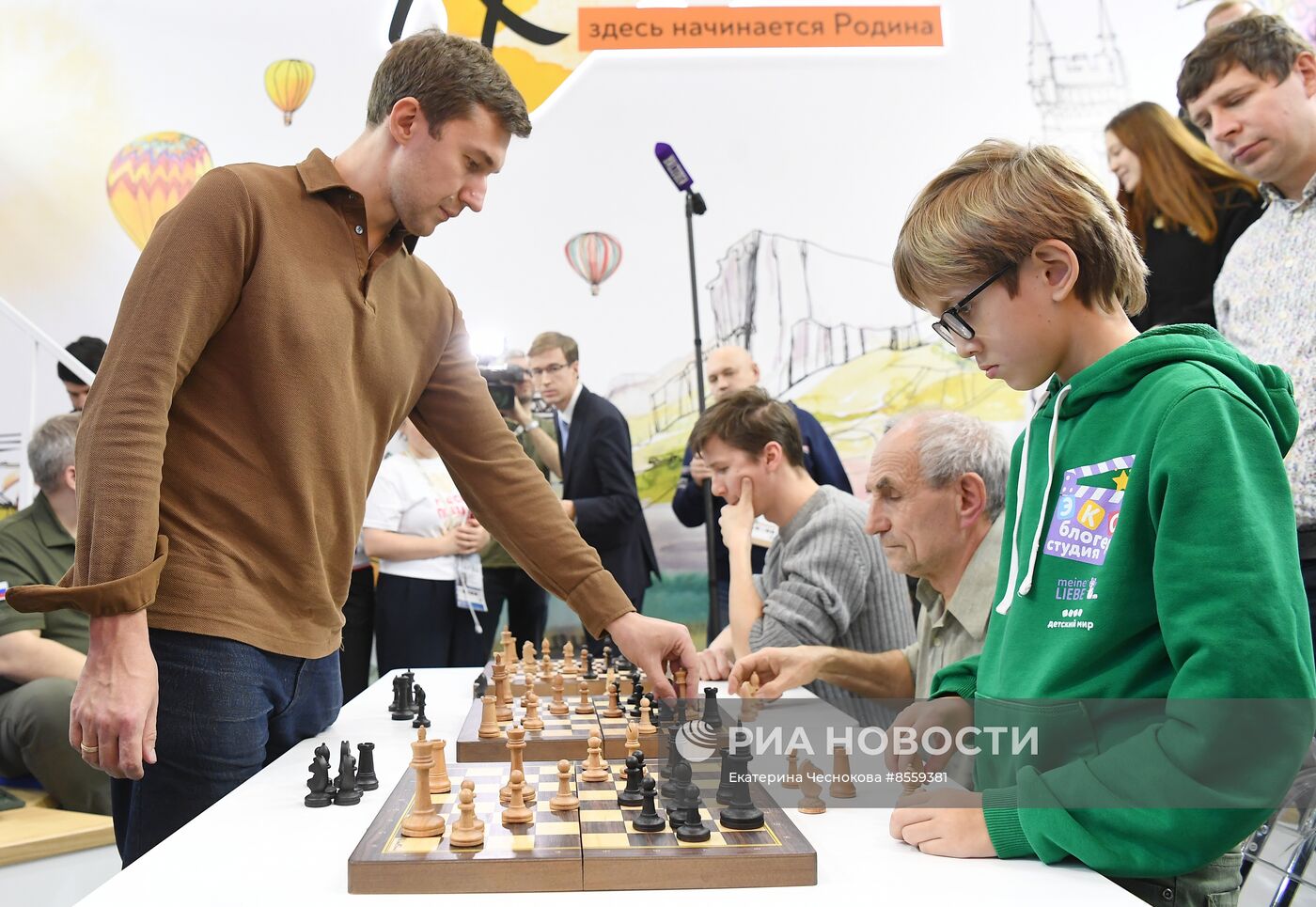 Выставка "Россия". Крымский стенд посетили звездные гости Илья Авербух и Сергей Карякин