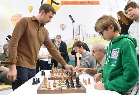 Международная выставка-форум "Россия"
Стенд "Крым", павильон №75
Сергей Карякин, гроссмейстер, чемпион мира по шахматам (слева) Место: Россия, Москва. Автор: Екатерина Чеснокова/РИА Новости. Выставка "Россия". Крымский стенд посетили звездные гости Илья Авербух и Сергей Карякин