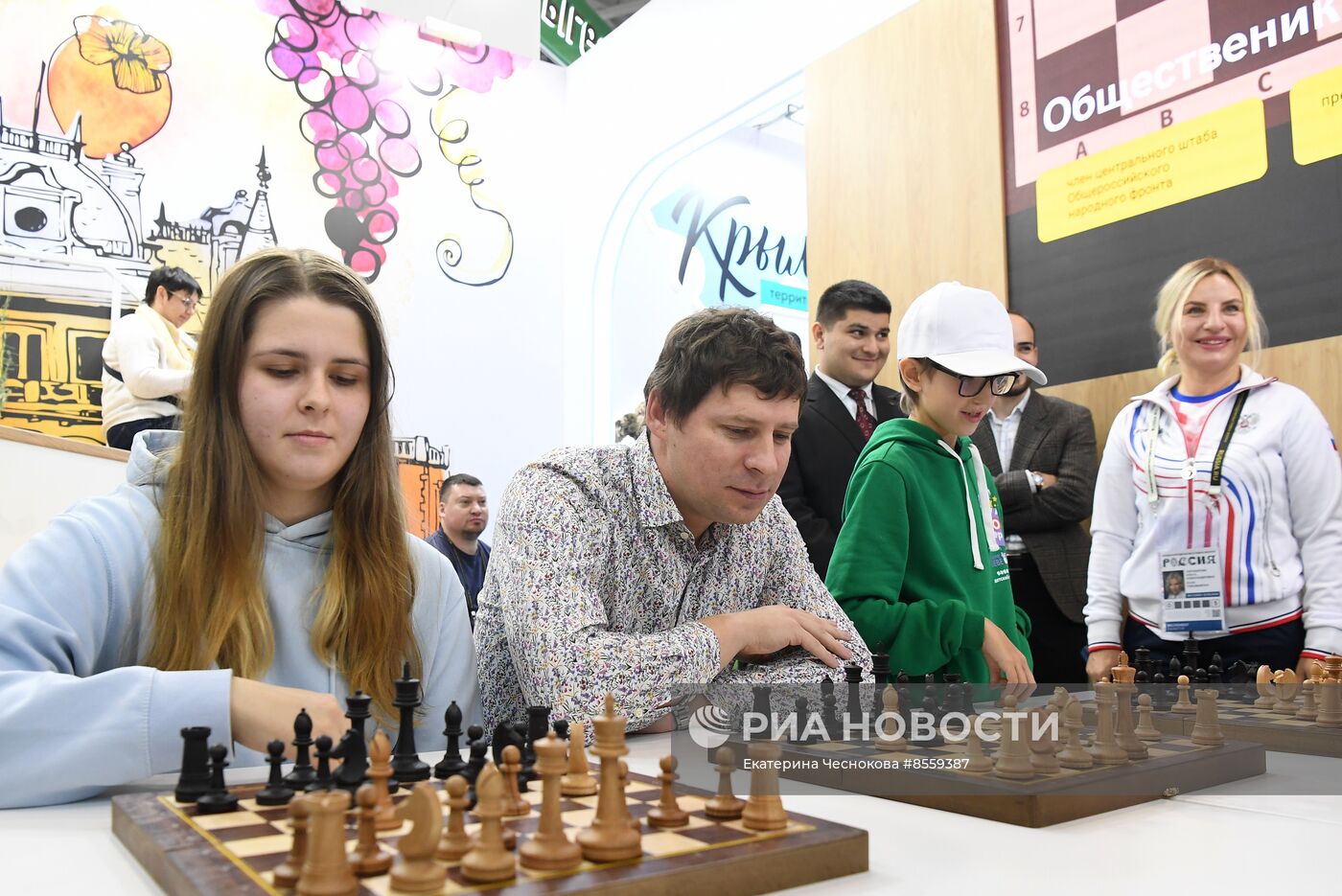 Выставка "Россия". Крымский стенд посетили звездные гости Илья Авербух и Сергей Карякин