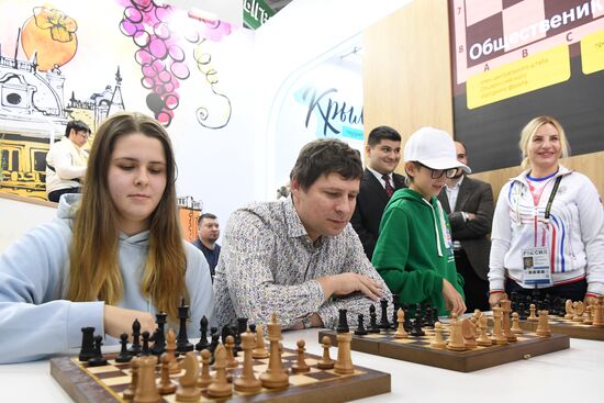 Международная выставка-форум "Россия"
Стенд "Крым", павильон №75
Сергей Белошеев, чемпион мира по шашкам, гроссмейстер (в центре) Место: Россия, Москва. Автор: Екатерина Чеснокова/РИА Новости. Выставка "Россия". Крымский стенд посетили звездные гости Илья Авербух и Сергей Карякин