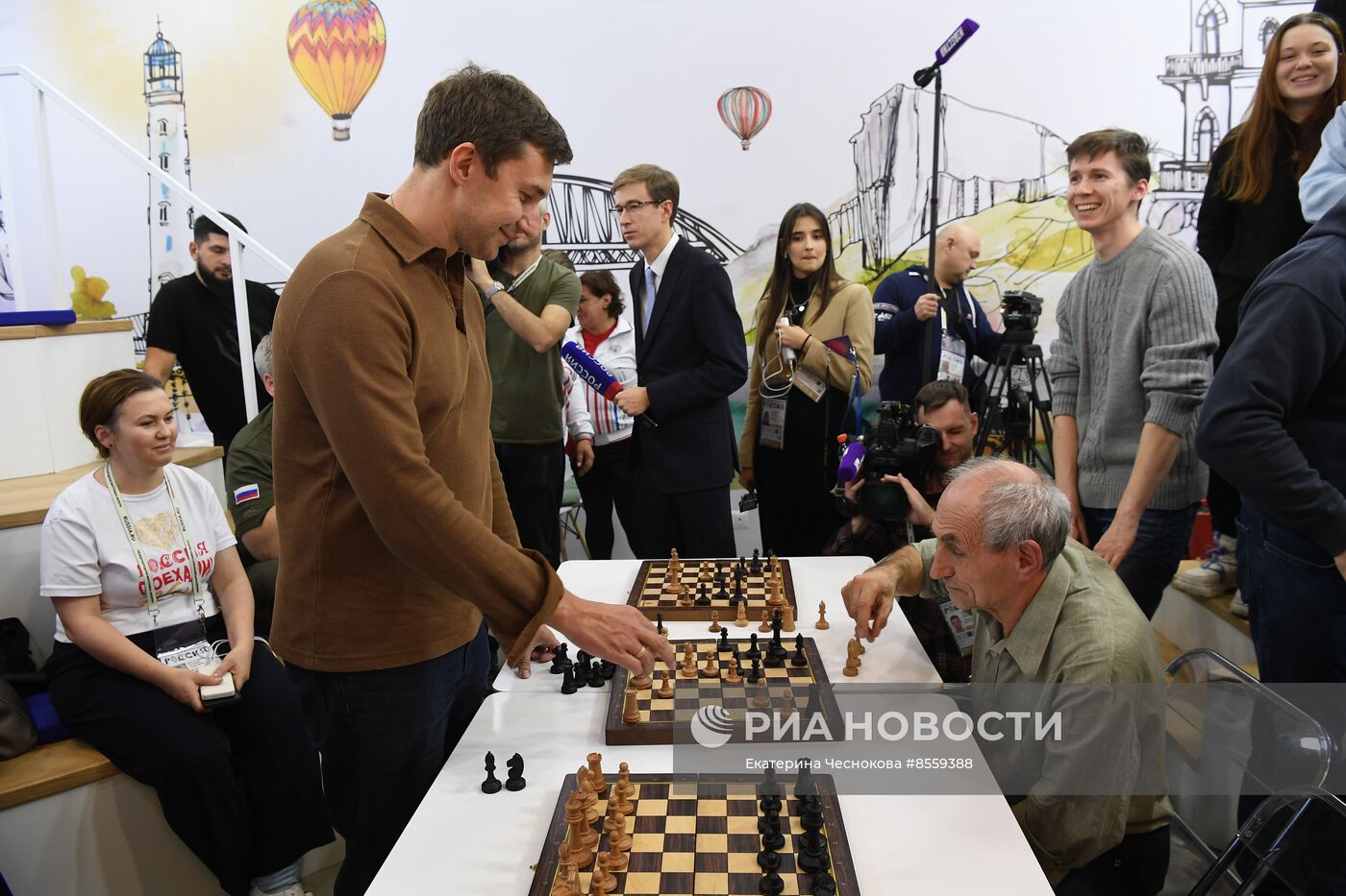 Выставка "Россия". Крымский стенд посетили звездные гости Илья Авербух и Сергей Карякин