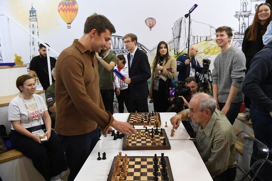 Международная выставка-форум "Россия"
Стенд "Крым", павильон №75
Сергей Карякин, гроссмейстер, чемпион мира по шахматам (слева на первом плане) Место: Россия, Москва. Автор: Екатерина Чеснокова/РИА Новости. Выставка "Россия". Крымский стенд посетили звездные гости Илья Авербух и Сергей Карякин