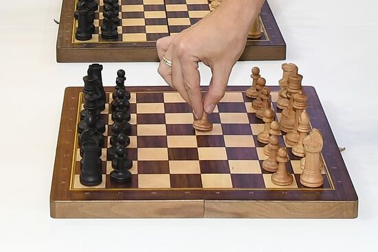 Международная выставка-форум "Россия"
Стенд "Крым", павильон №75
Сеанс одновременной игры в шахматы Место: Россия, Москва. Автор: Екатерина Чеснокова/РИА Новости. Выставка "Россия". Крымский стенд посетили звездные гости Илья Авербух и Сергей Карякин