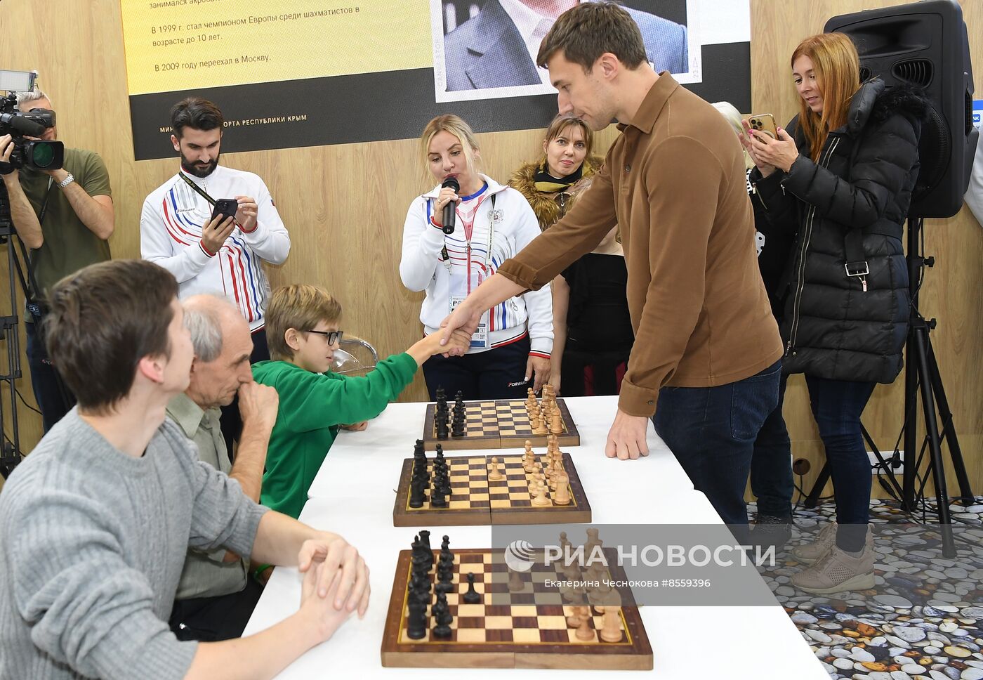 Выставка "Россия". Крымский стенд посетили звездные гости Илья Авербух и Сергей Карякин