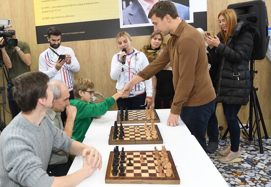 Международная выставка-форум "Россия"
Стенд "Крым", павильон №75
Сергей Карякин, гроссмейстер, чемпион мира по шахматам (справа)
Ольга Торубарова, министр спорта Республики Крым (в центре) Место: Россия, Москва. Автор: Екатерина Чеснокова/РИА Новости. Выставка "Россия". Крымский стенд посетили звездные гости Илья Авербух и Сергей Карякин