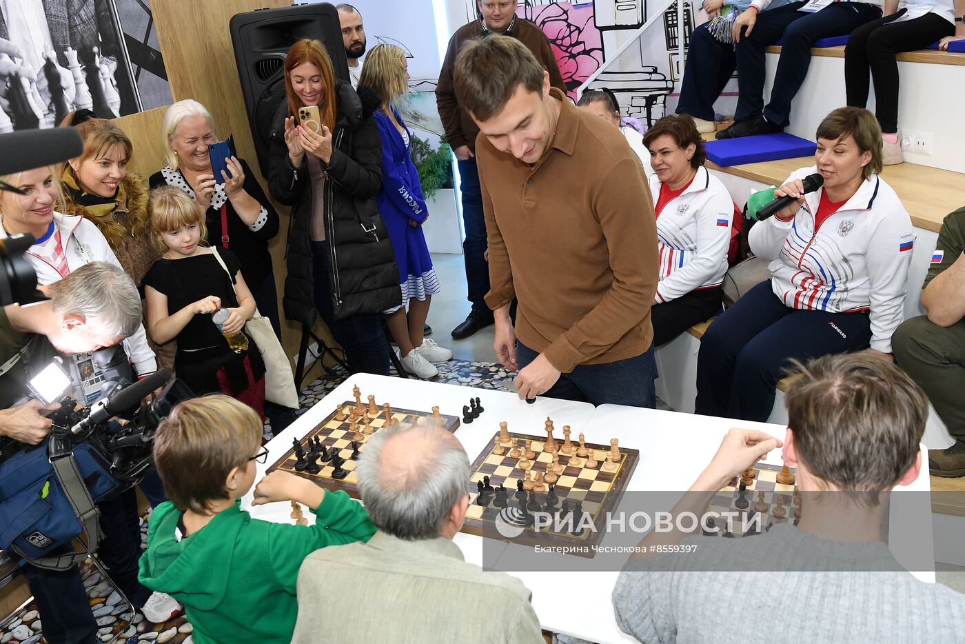 Выставка "Россия". Крымский стенд посетили звездные гости Илья Авербух и Сергей Карякин