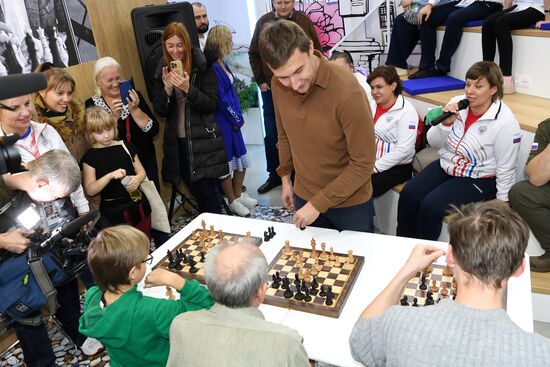 Международная выставка-форум "Россия"
Стенд "Крым", павильон №75
Сергей Карякин, гроссмейстер, чемпион мира по шахматам (в центре) Место: Россия, Москва. Автор: Екатерина Чеснокова/РИА Новости. Выставка "Россия". Крымский стенд посетили звездные гости Илья Авербух и Сергей Карякин