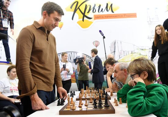 Международная выставка-форум "Россия"
Стенд "Крым", павильон №75
Сергей Карякин, гроссмейстер, чемпион мира по шахматам (слева) Место: Россия, Москва. Автор: Екатерина Чеснокова/РИА Новости. Выставка "Россия". Крымский стенд посетили звездные гости Илья Авербух и Сергей Карякин
