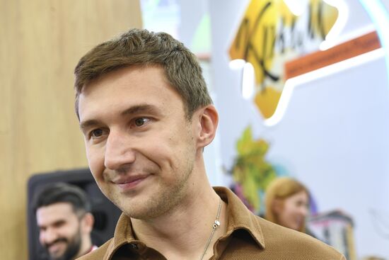 Международная выставка-форум "Россия"
Стенд "Крым", павильон №75
Сергей Карякин, гроссмейстер, чемпион мира по шахматам Место: Россия, Москва. Автор: Екатерина Чеснокова/РИА Новости. Выставка "Россия". Крымский стенд посетили звездные гости Илья Авербух и Сергей Карякин