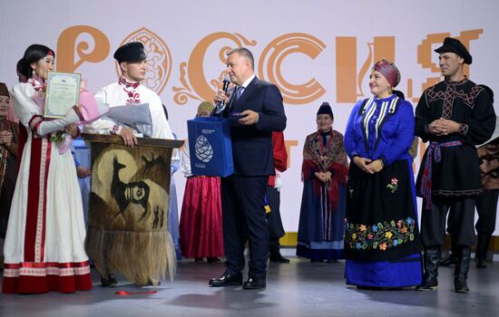 Международная выставка-форум "Россия"
Свадебная церемония в традициях Иркутской области
Игорь Кобзев, губернатор Иркутской области (в центре)
Павильон №75 Место: Россия, Москва. Автор: Алексей Никольский/РИА Новости. Выставка "Россия". Свадебная церемония в традициях Иркутской области