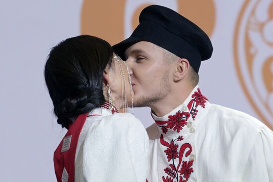 Международная выставка-форум "Россия"
Свадебная церемония в традициях Иркутской области
Павильон №75 Место: Россия, Москва. Автор: Алексей Никольский/РИА Новости. Выставка "Россия". Свадебная церемония в традициях Иркутской области