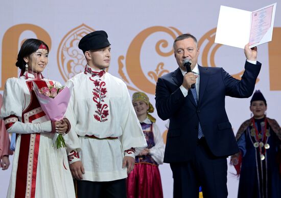 Международная выставка-форум "Россия"
Свадебная церемония в традициях Иркутской области
Игорь Кобзев, губернатор Иркутской области (справа)
Павильон №75 Место: Россия, Москва. Автор: Алексей Никольский/РИА Новости. Выставка "Россия". Свадебная церемония в традициях Иркутской области