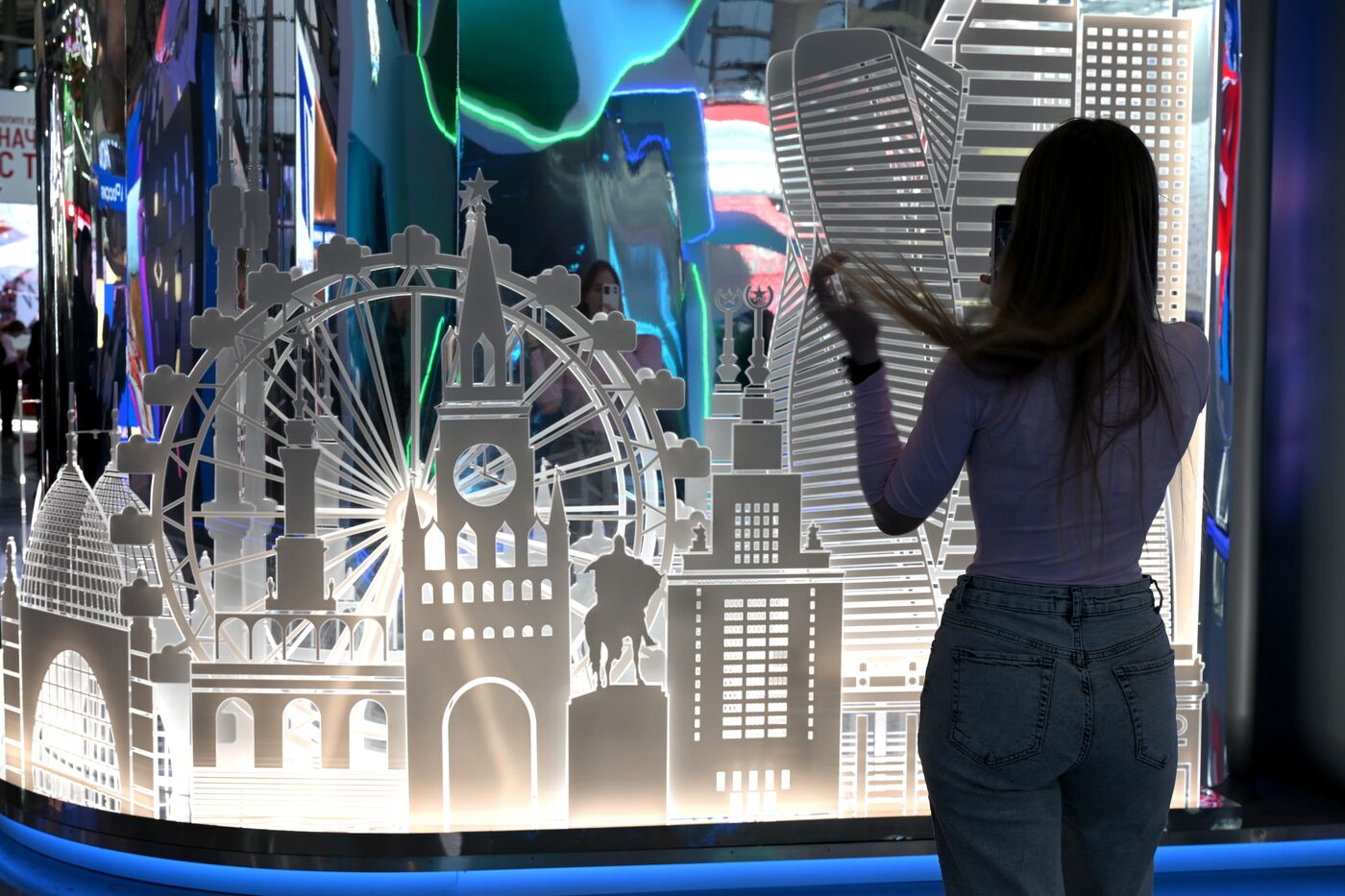 Работа выставки "Россия"