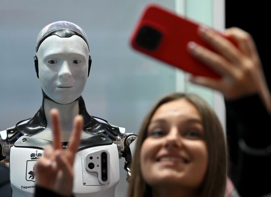 Работа выставки "Россия"