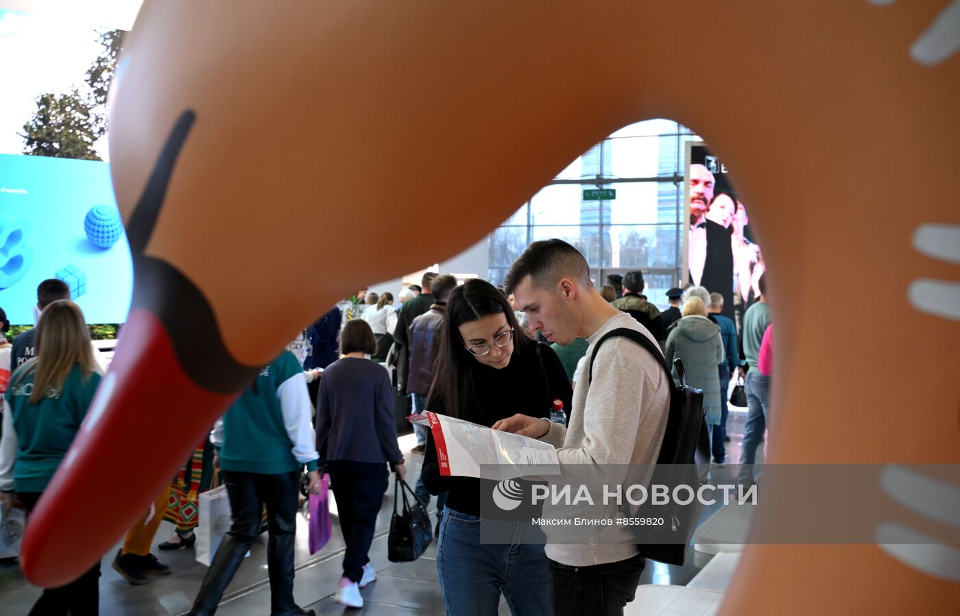 Работа выставки "Россия"
