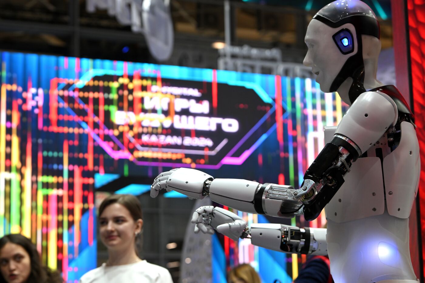 Работа выставки "Россия"