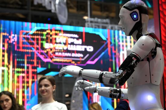 Работа выставки "Россия"