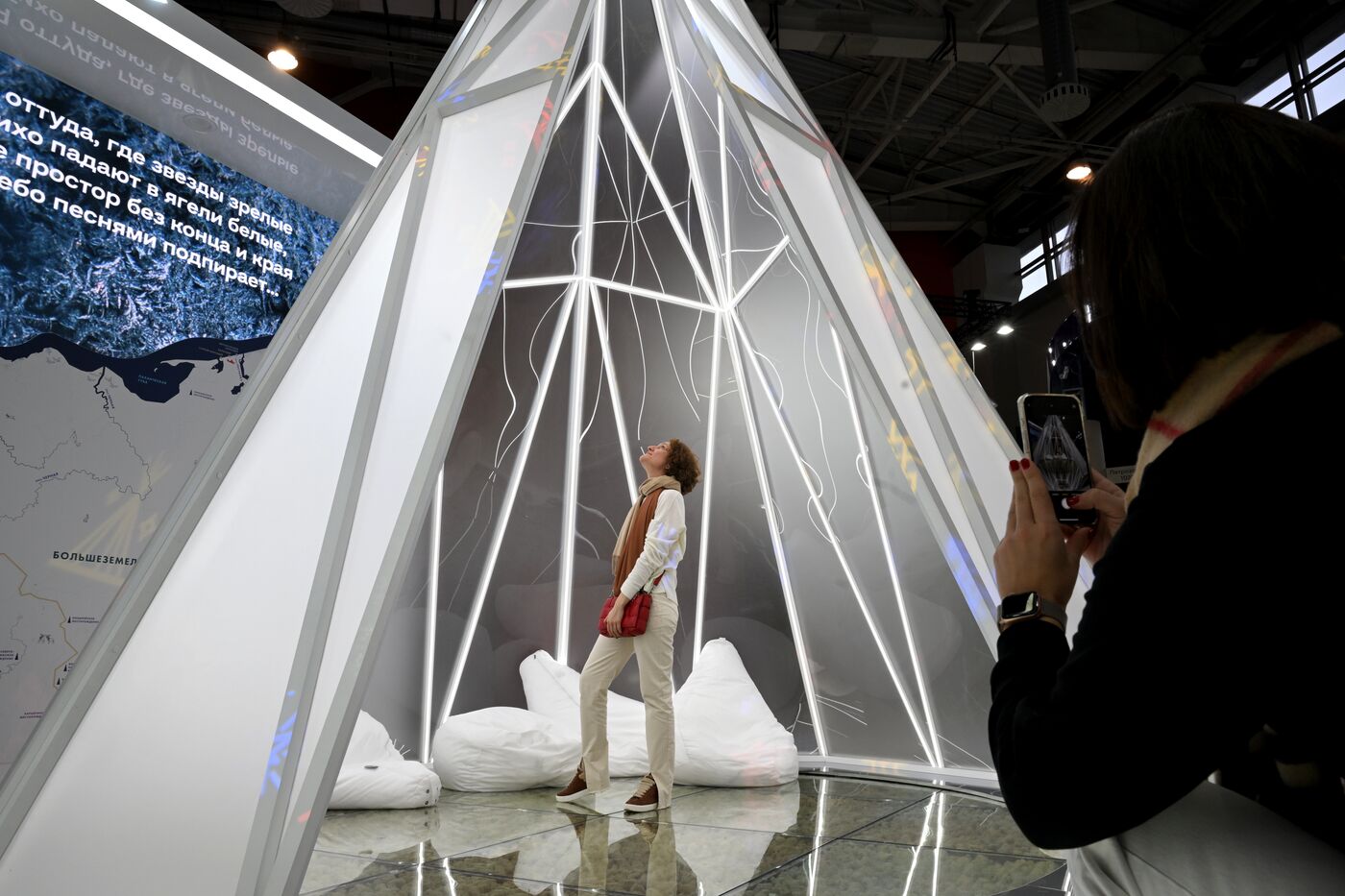 Работа выставки "Россия"