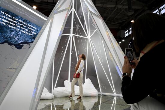 Работа выставки "Россия"