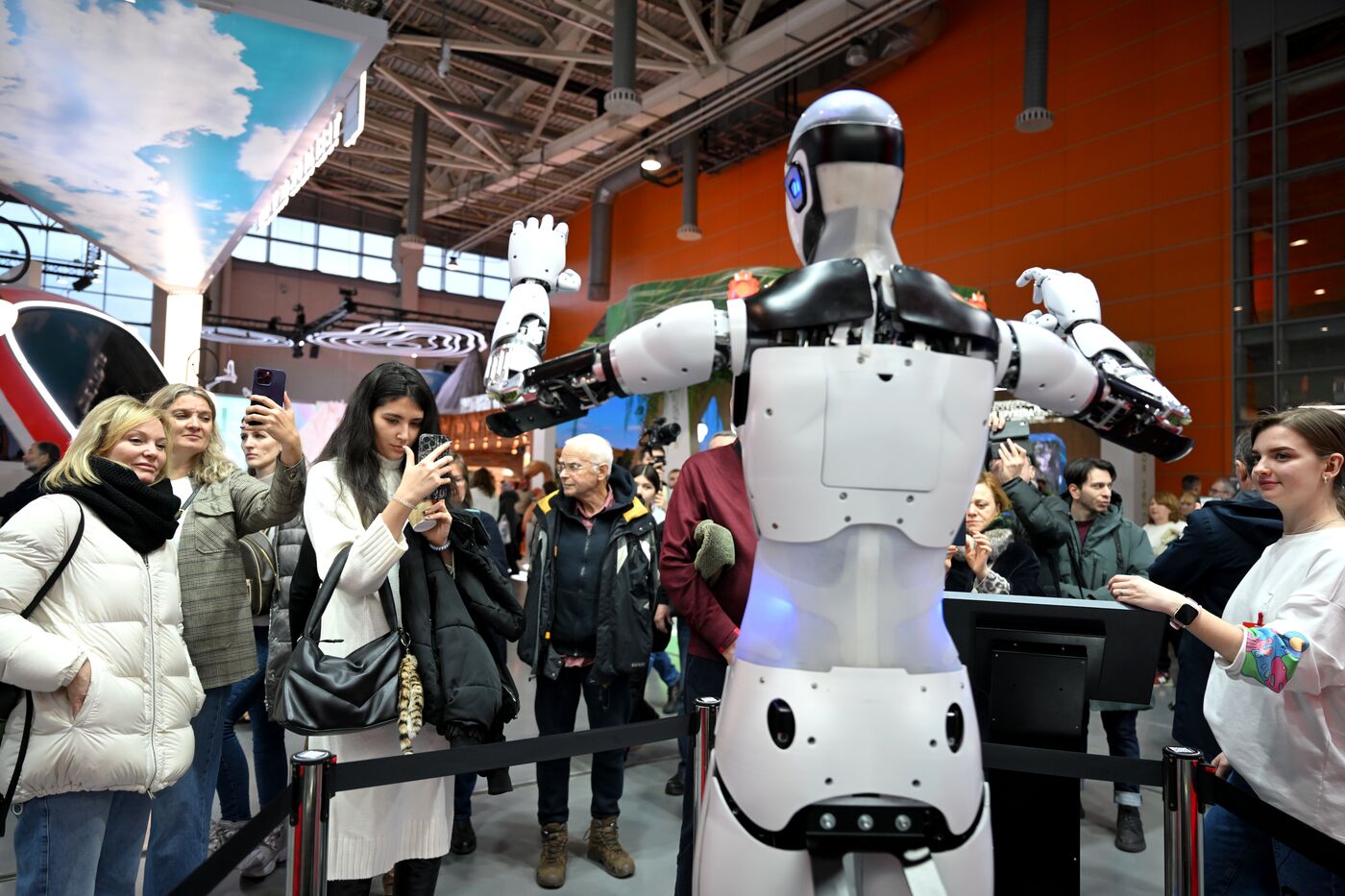 Работа выставки "Россия"