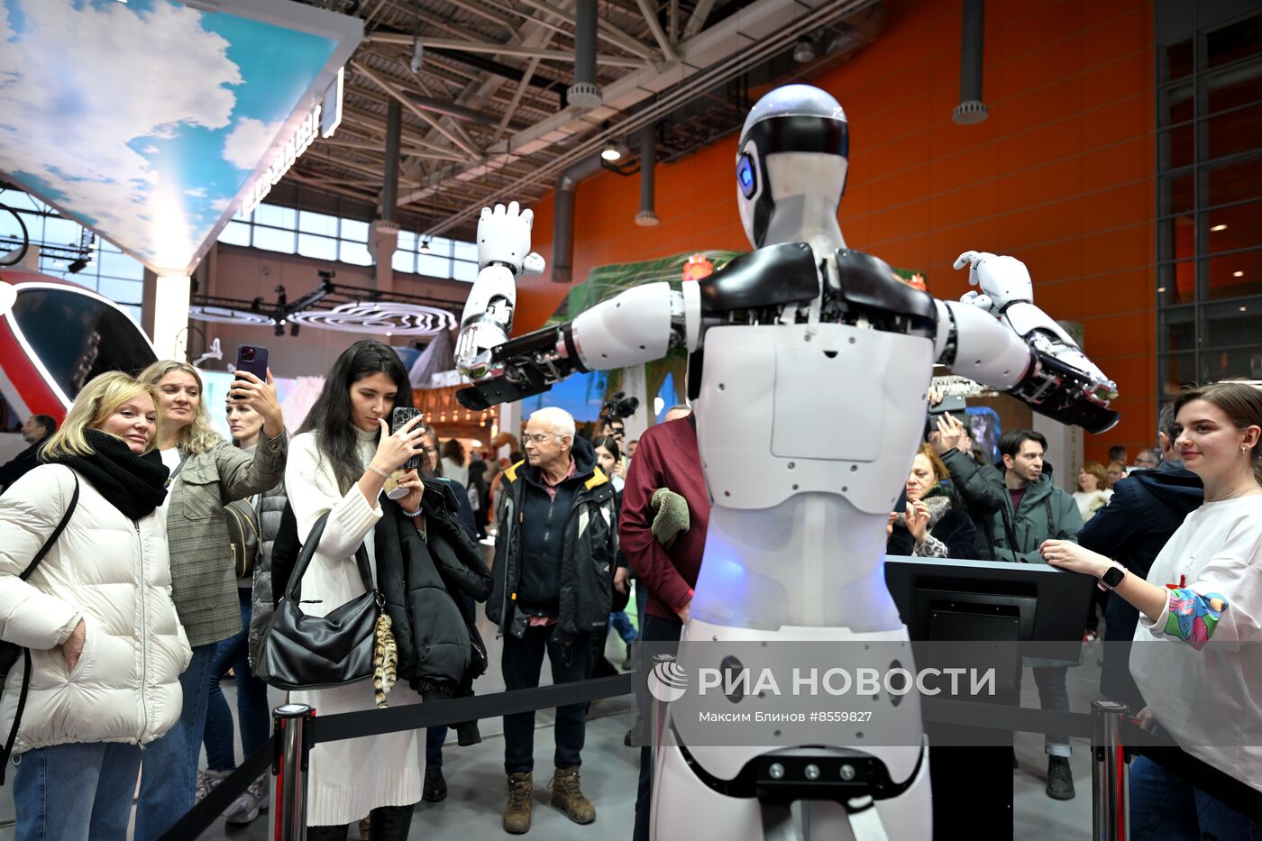 Работа выставки "Россия"